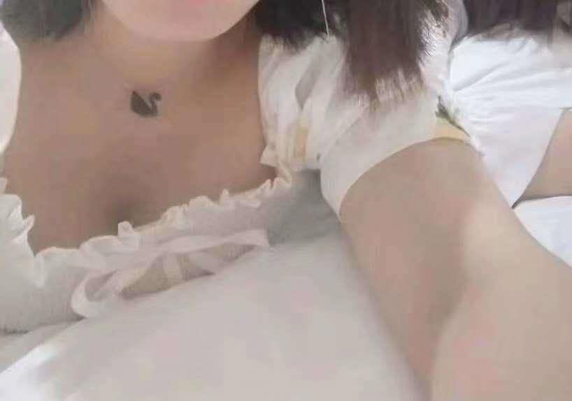 给你们分享一个快18岁的学生妹，嫩的很，。 第1张