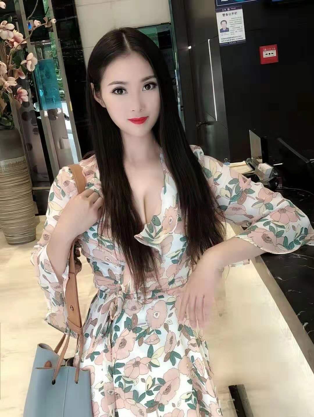 成都青羊区颜值高挑妞体验（搂住她屁股的姿势艹相当爽） 第3张