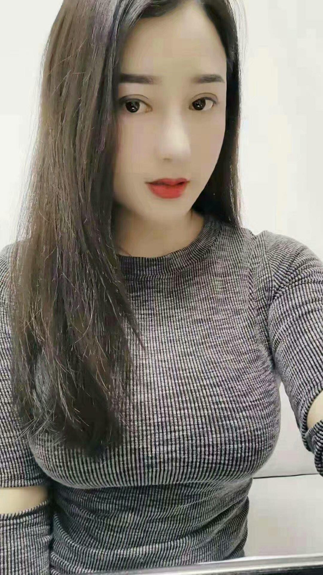 贵州贵阳坚挺漂亮大胸美女 第1张
