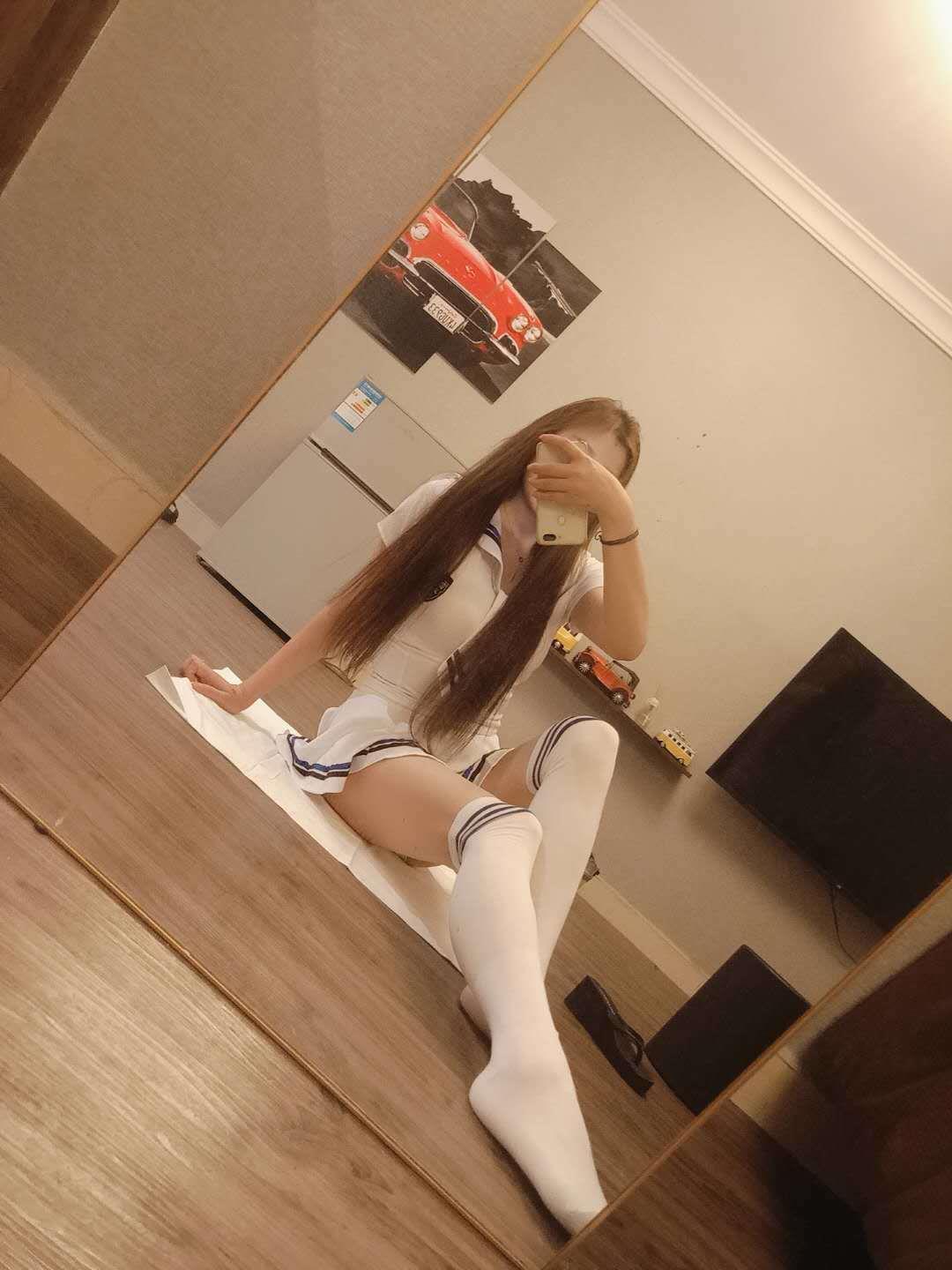 2020/10/21服装模特一线天的气质大美女 第1张