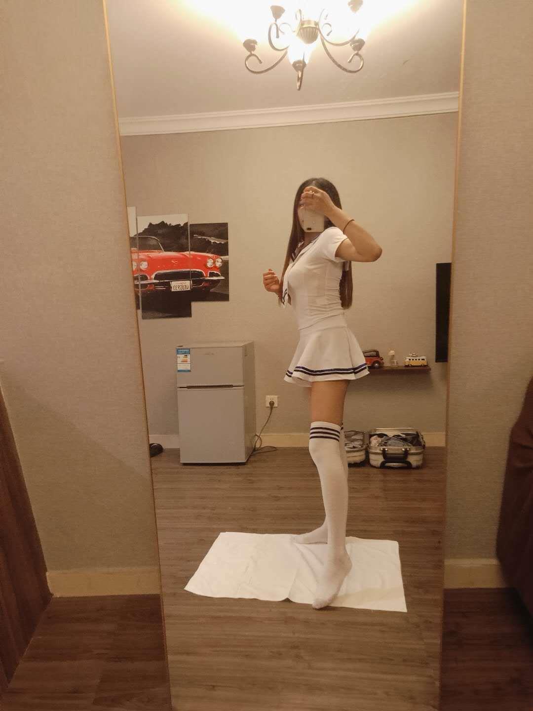 2020/10/21服装模特一线天的气质大美女 第2张