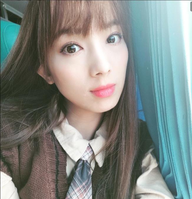 刚出道翘臂气质女神，身材好、颜值高 第1张