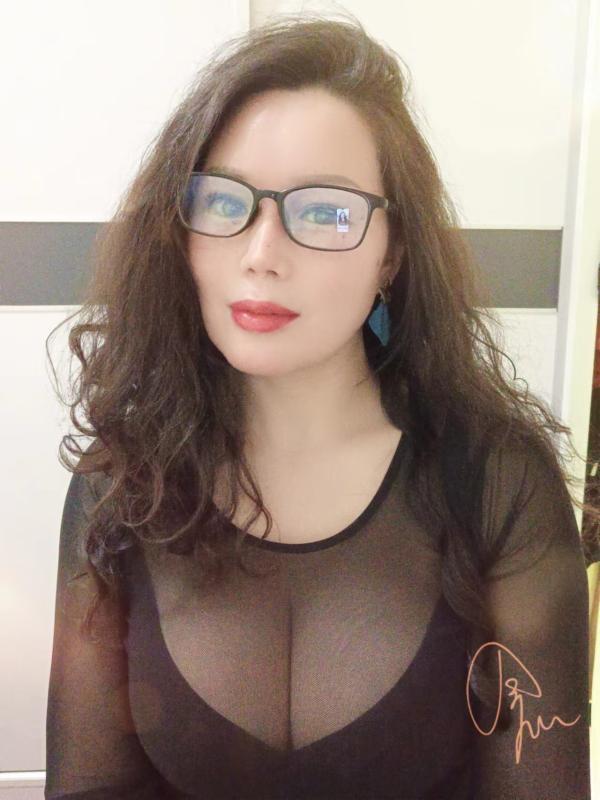 爆乳轻熟女御姐 第3张