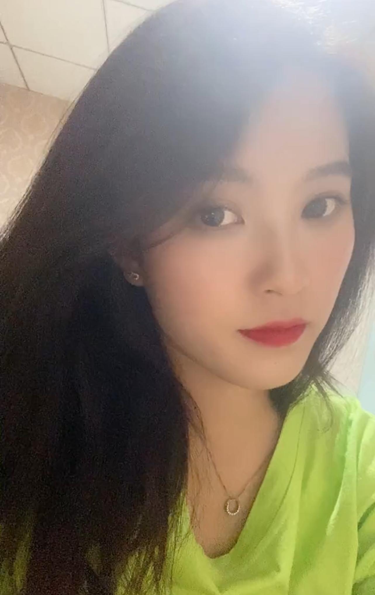 体验浪荡丝袜控美女，妹妹丝袜多 第1张