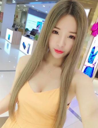 体育馆附近，胸很大的美女，胸控的福音 第1张