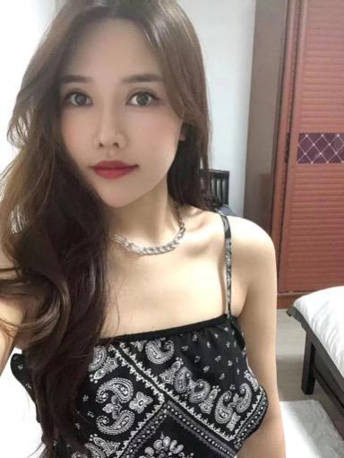 最近比较火的白梨，长腿广东妹 第3张
