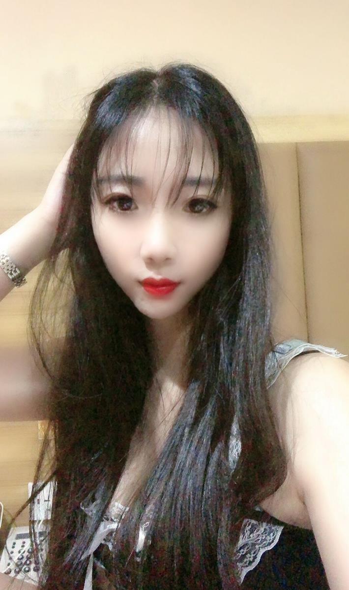 小游戏主播冰冰，纯纯的小御姐范儿 第1张