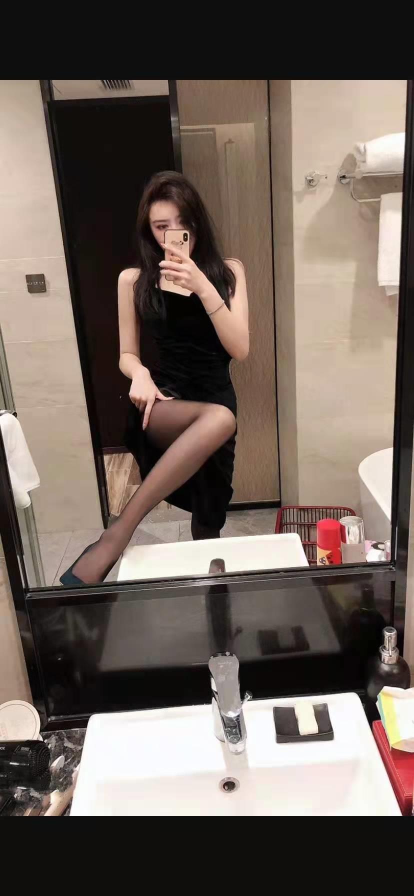 分享一个极品高颜值大长腿，边操边撕丝袜 第1张