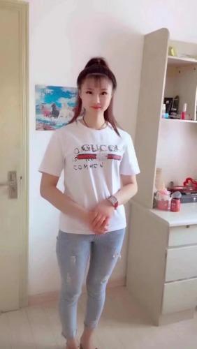 数码广场的小妹妹 第1张